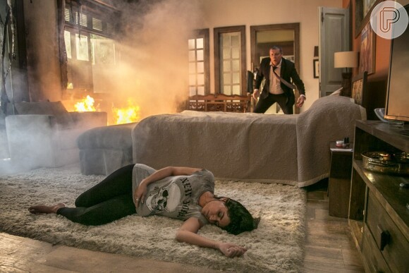 Louzada (Marcelo Airoldi) chega a tempo de salvar Carolina (Maria Joana) durante atentado