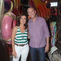 Fátima Bernardes, às vésperas do Carnaval, visita barracão da Grande Rio. Fotos!