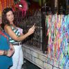 Fátima Bernardes, às vésperas do Carnaval, visita barracão da Grande Rio