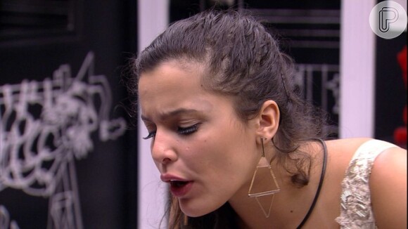 No 'Big Brother Brasil', Emilly tem briga feia com Roberta e dispara: 'Como assim tu não foi ficar comigo, conversar, saber como eu tô? Não me cobre no meu próprio paredão. Eu achei que você estaria do meu lado agora'