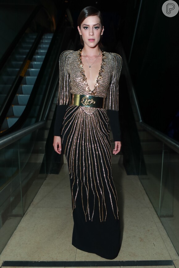 A atriz esteve no Baile da Vogue e usou um vestido com detalhes dourados, em 16 de fevereiro de 2017