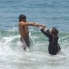 Caio Castro e Leticia Colin se divertem no mar da praia de Grumari