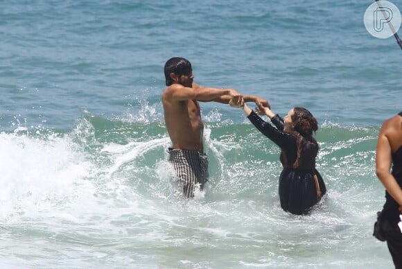 Caio Castro e Leticia Colin se divertem no mar da praia de Grumari