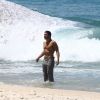 Caio Castro exibe corpo malhado ao gravar na praia do Grumari