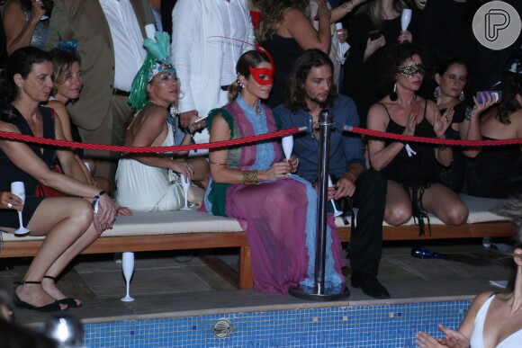 Leticia Spiller e o namorado, Pablo Vares, curtiram apresentação em piscina de hotel do Rio