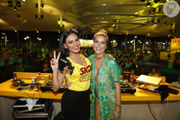 Sem a namorada, Ana Carolina, Leticia Lima curte show de Preta Gil no trio elétrico, no Carnaval em Salvador, Bahia, na noite desta quinta-feira, 23 de fevereiro de 2017