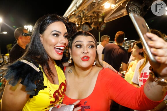 Sem a namorada, Ana Carolina, Leticia Lima curte show de Preta Gil no trio elétrico, no Carnaval em Salvador, Bahia, na noite desta quinta-feira, 23 de fevereiro de 2017