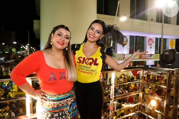 Leticia Lima posa ao lado de Preta Gil no trio elétrico, no Carnaval em Salvador, Bahia, na noite desta quinta-feira, 23 de fevereiro de 2017