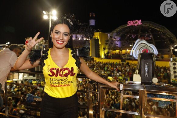 Sem a namorada, Ana Carolina, Leticia Lima curte show de Preta Gil no trio elétrico, no Carnaval em Salvador, Bahia, na noite desta quinta-feira, 23 de fevereiro de 2017