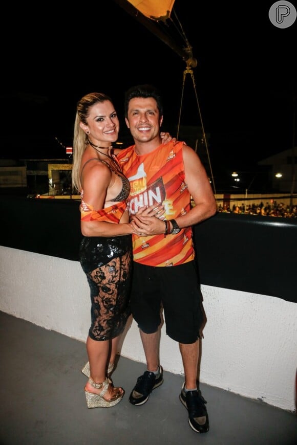 Mirella Santos e o marido, Wellington Muniz, o Ceará, posam para as fotos no circuito Barra-Ondina, Em Salvador, Bahia