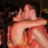 Adriana Birolli e o noivo, Alexandre Contini, também protagonizaram uma cena de beijo apaixonado no espaço VIP da folia