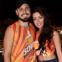 Daniel Rocha curte camarote no Carnaval de Salvador com a namorada. Fotos!
