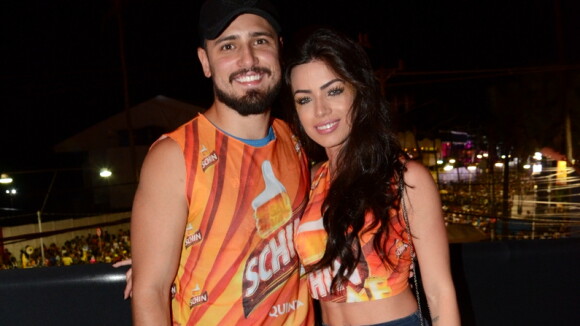 Daniel Rocha curte camarote no Carnaval de Salvador com a namorada. Fotos!
