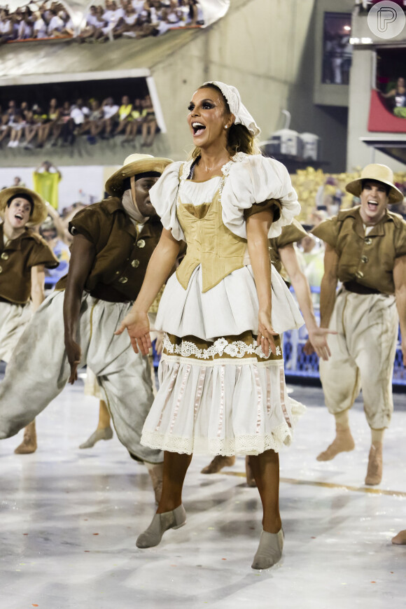 Vestida de lavadeira, a cantora baiana participou da Comissão de Frente da Grande Rio, que tinha o enredo em sua homenagem, na madrugada de segunda-feira, 27 de fevereiro de 2017