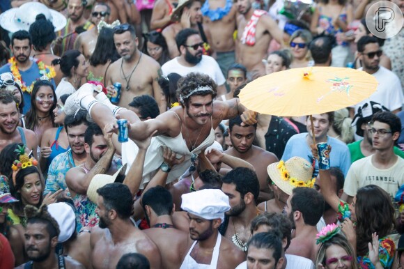 Castro curtiu blocos de rua do Rio de Janeiro vestido de mulher na folia pré-Carnaval