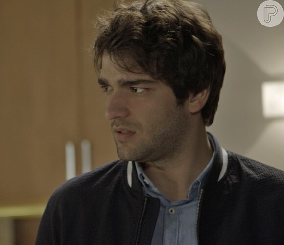Tiago (Humberto Carrão) surpreende Tião (José Mayer) ao entrar no quarto de Marina (Alice Wegmann), na novela 'A Lei do Amor'