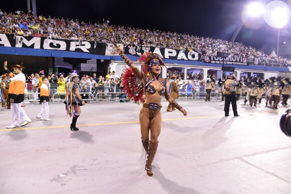 Sabrina Sato se atrasou para o desfile da Gaviões da Fiel na madrugada deste sábado, 25 de fevereiro de 2017