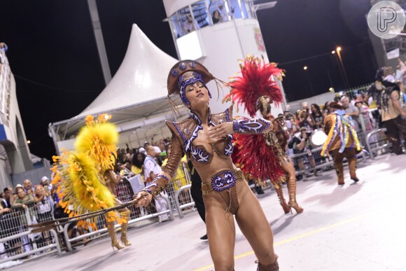 Sabrina Sato se atrasou para o desfile da Gaviões da Fiel na madrugada deste sábado, 25 de fevereiro de 2017