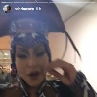 Carnaval: Sabrina Sato se atrasa para desfile e dispensa parte da fantasia