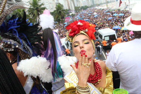 Famosas como Bruna Marquezine, Isis Valverde, Juliana Paes e mais curtiram o Bloco da Favorita neste sábado, 25 de fevereiro de 2017