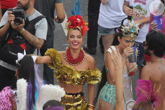 Famosas como Bruna Marquezine, Isis Valverde, Juliana Paes e mais curtiram o Bloco da Favorita neste sábado, 25 de fevereiro de 2017