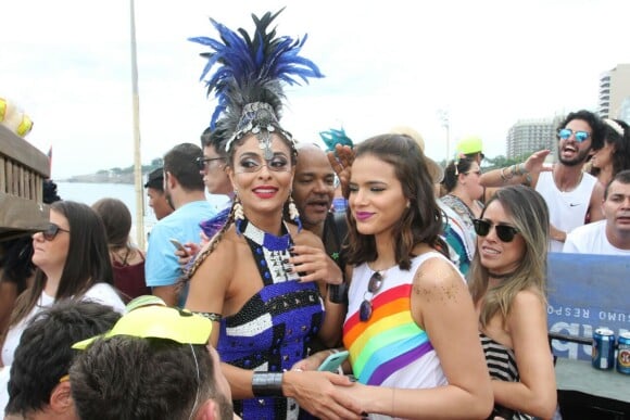 Famosas como Bruna Marquezine, Isis Valverde, Juliana Paes e mais curtiram o Bloco da Favorita neste sábado, 25 de fevereiro de 2017