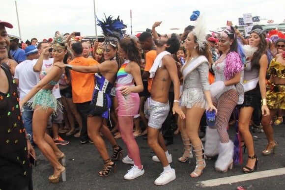 Famosas curtiram Bloco da Favorita neste sábado, 25 de fevereiro de 2017, no Rio de Janeiro