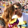 Ivete Sangalo ganhou beijinho de seu marido, Daniel Cady, antes de começar a se apresentar em Salvador neste sábado, 25 de fevereiro de 2017