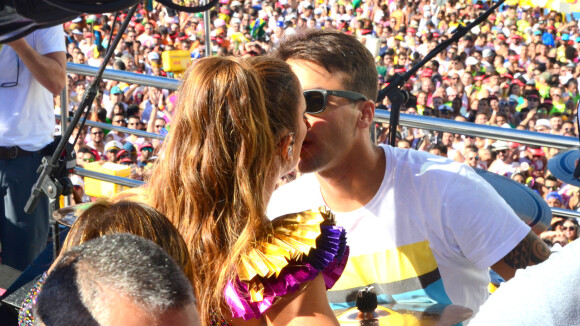 Carnaval: Ivete Sangalo ganha beijo do marido antes de show em Salvador. Fotos!