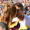 Ivete Sangalo ganhou beijinho de seu marido, Daniel Cady, antes de começar a se apresentar em Salvador neste sábado, 25 de fevereiro de 2017