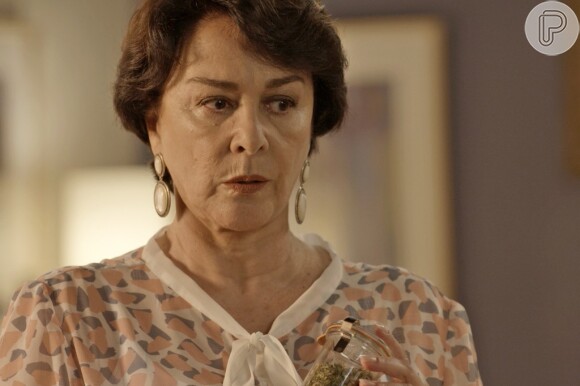 Mocinha (Nívea Maria) resolve abandonar Tanaka (Luis Melo) e sair da cidade depois da prisão do sobrinho, na novela 'Sol Nascente'