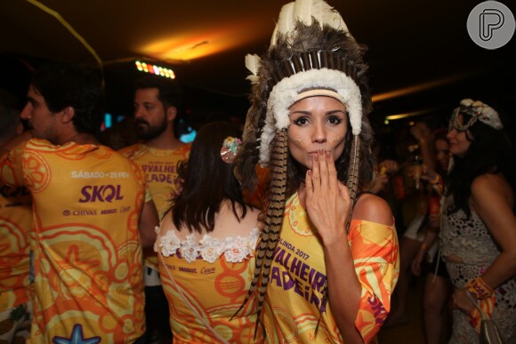 Paula Fernandes se fantasia de índia para curtir festa de Carnaval