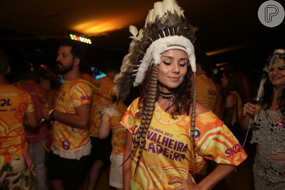 Paula Fernandes posa fantasiada durante festa no Carnaval de Recife