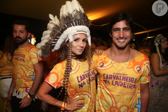Paula Fernandes posa com Renato Góes em festa de Carnaval em Recife, Pernambuco em 25 de fevereiro de 2017
