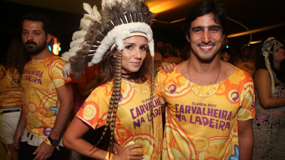 Carnaval: Paula Fernandes se fantasia de índia e posa com Renato Góes em Recife