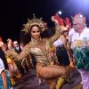 Viviane Araújo exibe boa forma ao usar fantasia dourada para representar relicário na Avenida