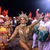Viviane Araújo usa fantasia dourada ao representar um relicário no desfile da Mancha Verde, em São Paulo