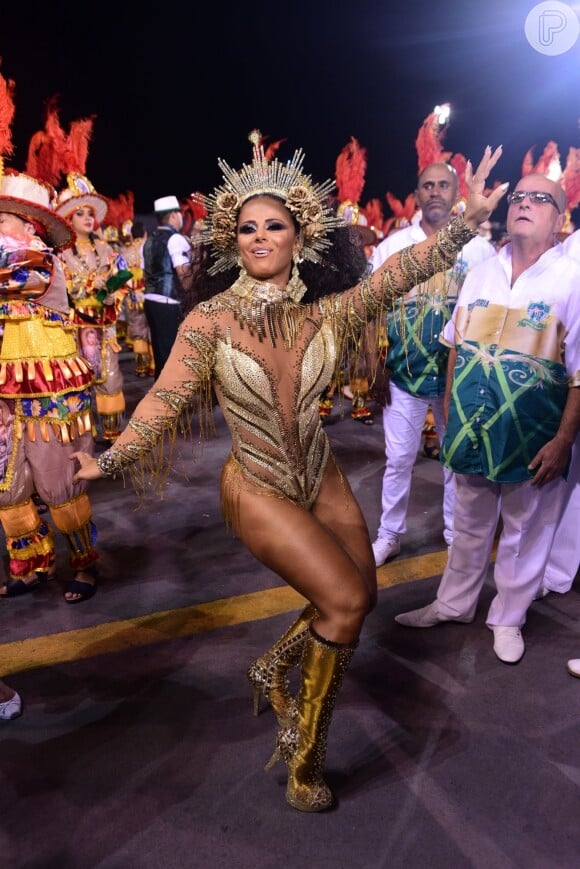Viviane Araújo usa fantasia dourada ao representar um relicário no desfile da Mancha Verde, em São Paulo