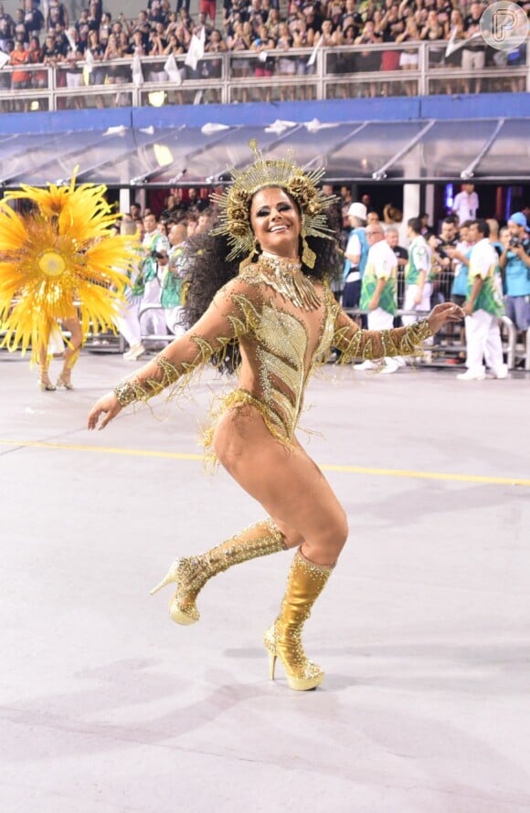 Viviane Araújo mostra samba no pé na Avenida