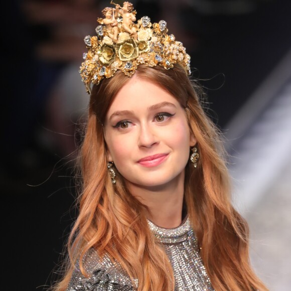 A atriz combinou o look com uma coroa dourada