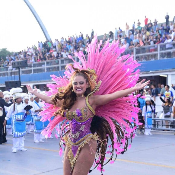 Ellen Rocche exibe silhueta mais fina durante desfile da Rosas de Ouro, em São Paulo