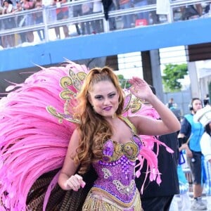 Ellen Rocche exibe silhueta mais fina durante desfile da Rosas de Ouro, em São Paulo