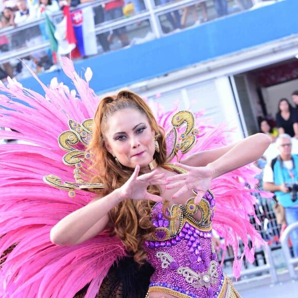 Ellen Rocche exibe silhueta mais fina durante desfile da Rosas de Ouro, em São Paulo