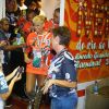 Xuxa foi recebida com carinho por fãs que a encontraram durante o trajeto até a concentração