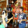 Xuxa foi atenciosa com os fãs e destribuiu sorrisos