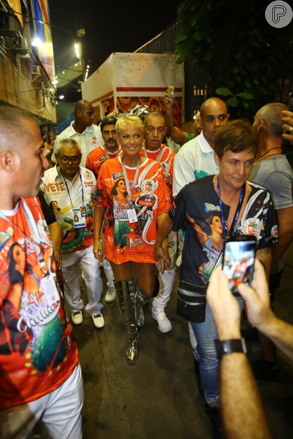 Xuxa chega à Marquês de Sapucaí para desfilar pela Grande Rio, que homenageia a amiga da apresentadora Ivete Sangalo