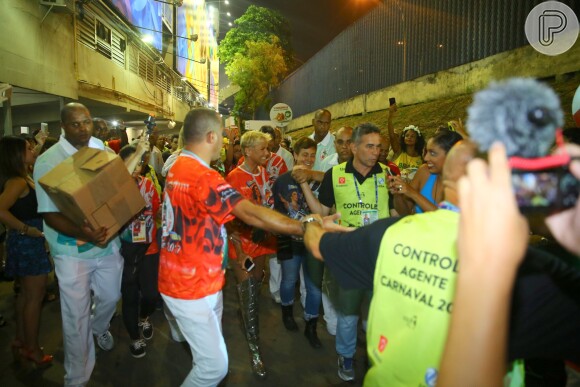 Xuxa foi escoltada para seguir para a concentração da Grande Rio, segunda escola a desfilar na Sapucaí neste domingo, 26 de fevereiro de 2017