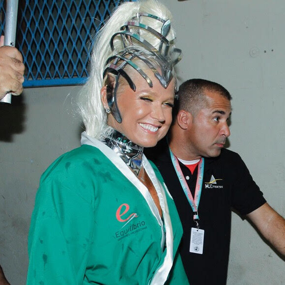 Xuxa declara ansiedade momentos antes de entrar na Marquês de Sapucaí para homenagear Ivete Sangalo no desfile da Grande Rio