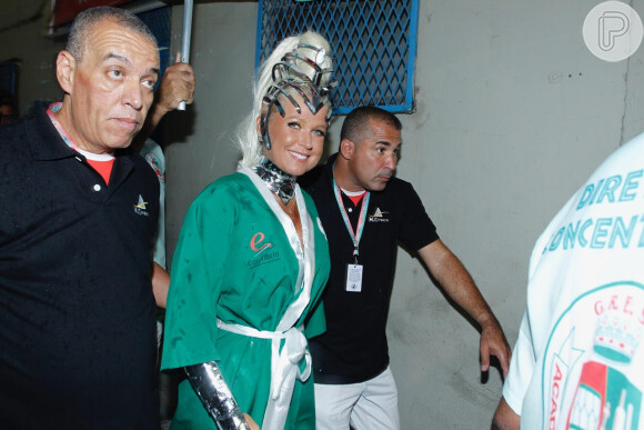 Xuxa declara ansiedade momentos antes de entrar na Marquês de Sapucaí para homenagear Ivete Sangalo no desfile da Grande Rio