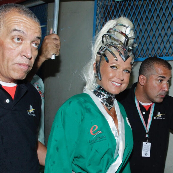 Xuxa declara ansiedade momentos antes de entrar na Marquês de Sapucaí para homenagear Ivete Sangalo no desfile da Grande Rio